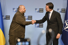 Generálny tajomník NATO Mark Rutte a ukrajinský minister obrany Rustem Umerov. FOTO: TASR/AP