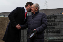 Americký viceprezident JD Vance si podáva ruku s bývalým väzňom nemeckého nacistického koncentračného tábora v Dachau Abba Naorom, ktorý prežil holokaust. FOTO: Reuters