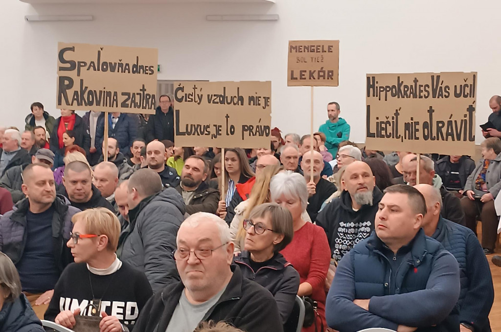 Účastníci verejného prerokovania správy o hodnotení zámeru Energetické ReUse centrum - ERC, ktoré sa konalo vo štvrtok 6. februára 2025 v Hontianskych Tesároch v okrese Krupina. FOTO: TASR/Jana Vodnáková