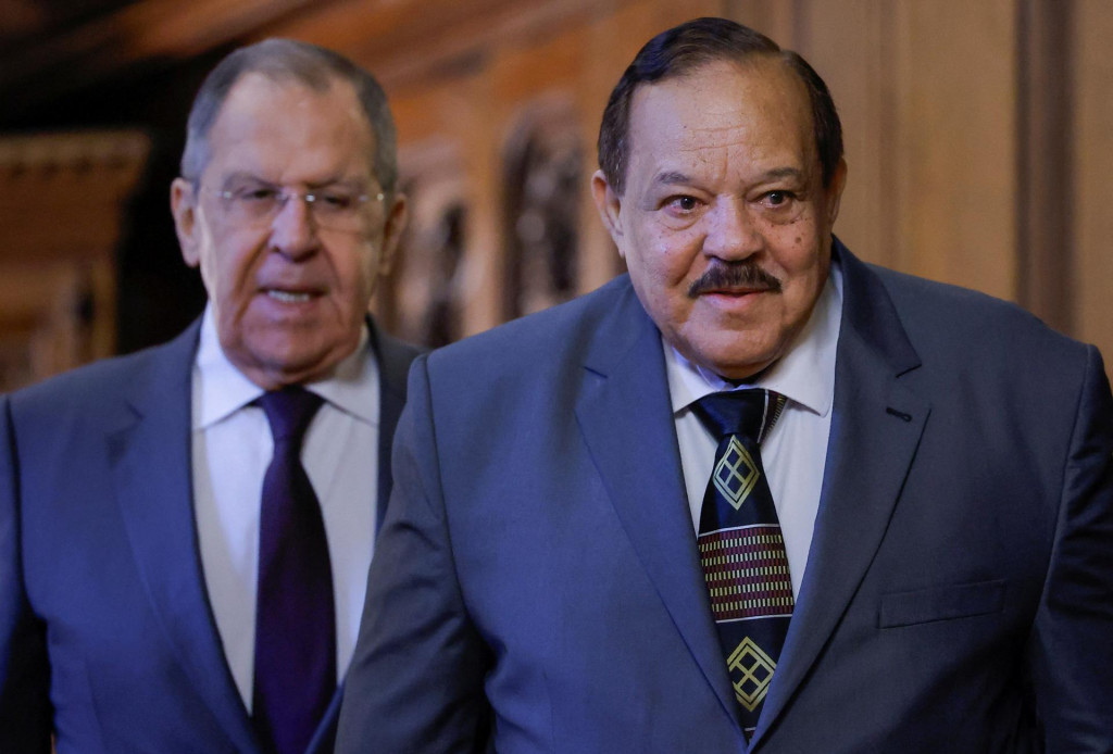 Sudánsky minister zahraničných vecí Alí Júsif Šaríf a jeho ruský náprotivok Sergej Lavrov. FOTO: REUTERS
