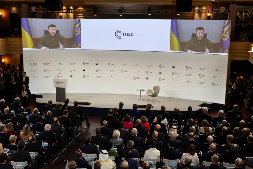 Ukrajinský prezident Volodymyr Zelenskyj sa objavuje na obrazovke počas Mníchovskej bezpečnostnej konferencie v Mníchove v roku 2023. FOTO: Reuters