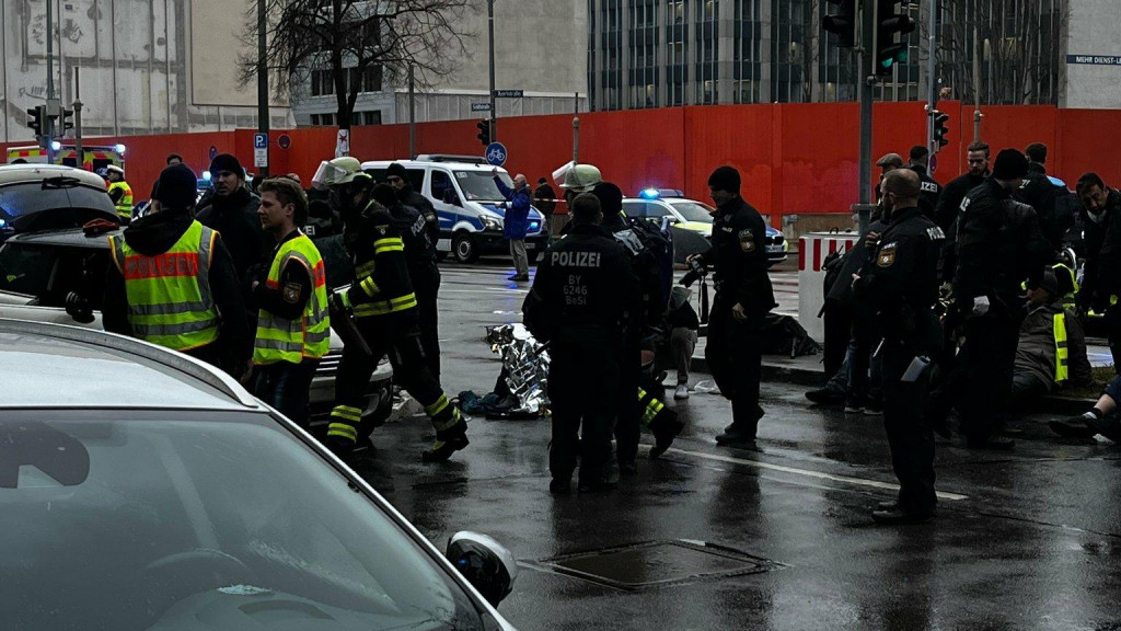 V Mníchove zasahujú policajti po tom, ako vletelo auto do skupiny ľudí. Zdroj: X/Truthseeker