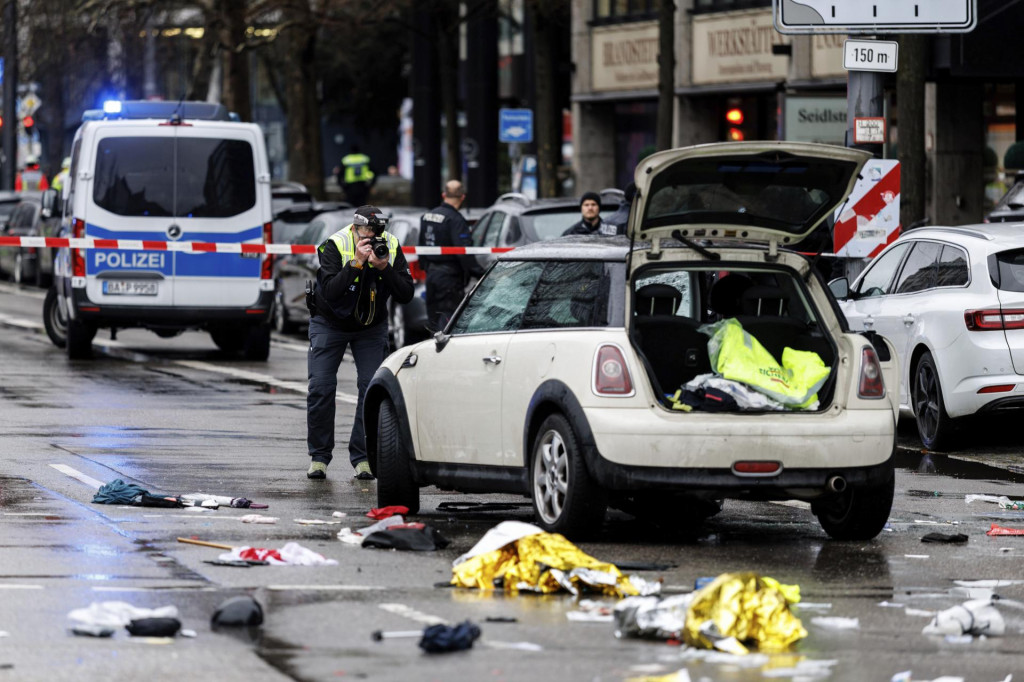 Policajti a záchranári zasahujú na mieste nehody po tom, ako auto vrazilo do davu ľudí v Mníchove. FOTO: TASR/AP