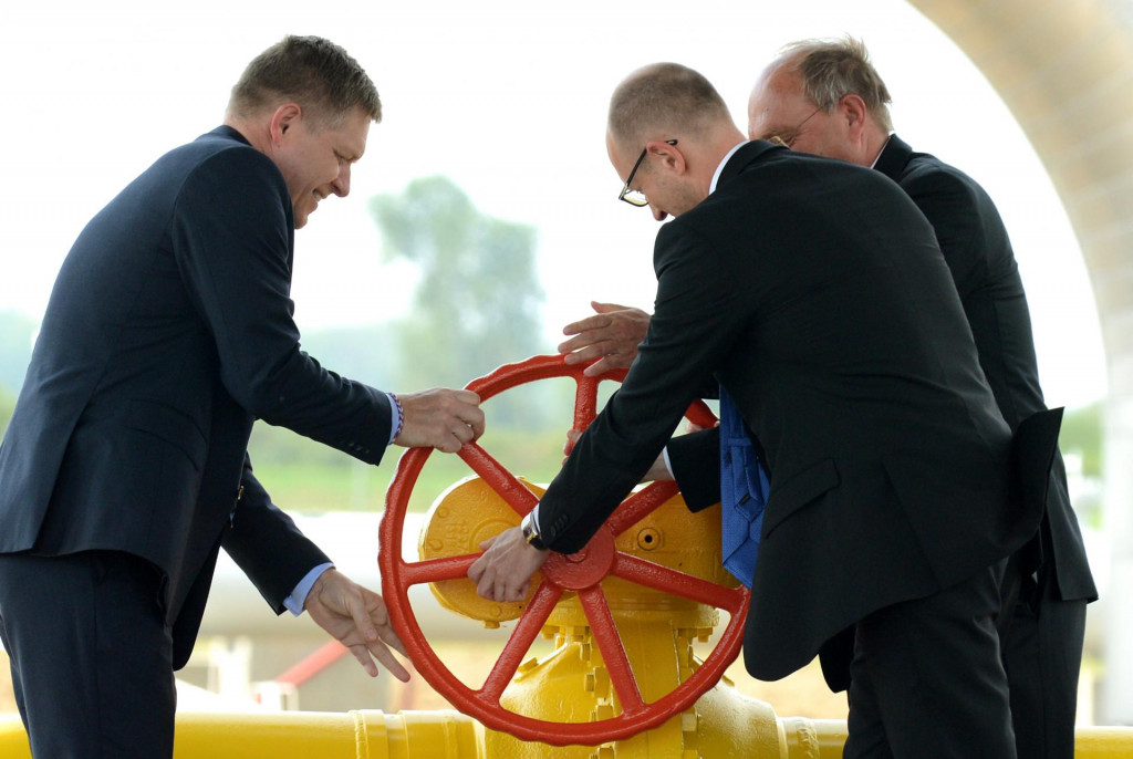 Zľava vtedajší predseda vlády Robert Fico, premiér Ukrajiny Arsenij Jaceňuk a zástupca Európskej komisie Klaus Dieter Borchardt sprevádzkovali 2. septembra 2014 vo Veľkých Kapušanoch plynovod z Voján do Užhorodu. FOTO: TASR/F. Iván
