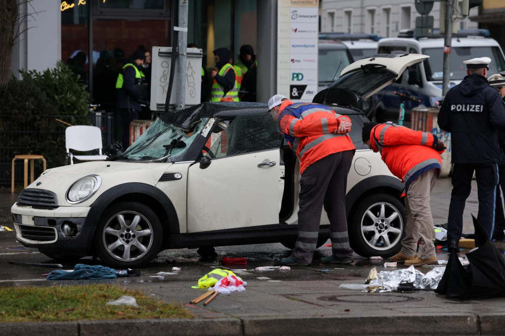 Zamestnanci sa pozerajú do auta, ktoré vošlo do davu v nemeckom Mníchove. FOTO: Reuters