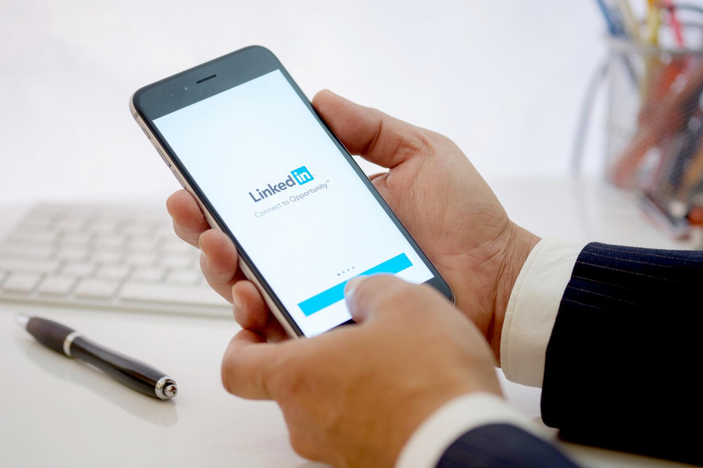 LinkedIn sleduje aktivitu vedúcich predstaviteľov firiem.