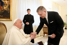 Premiér Robert Fico sa stretol s pápežom Františkom vo Vatikáne. FOTO: Reuters/Vatikánske médiá