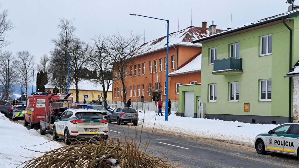 Po útoku nožom na gymnáziu v Spišskej Starej Vsi zomreli dve ženy. FOTO: TASR/A. Hudenová