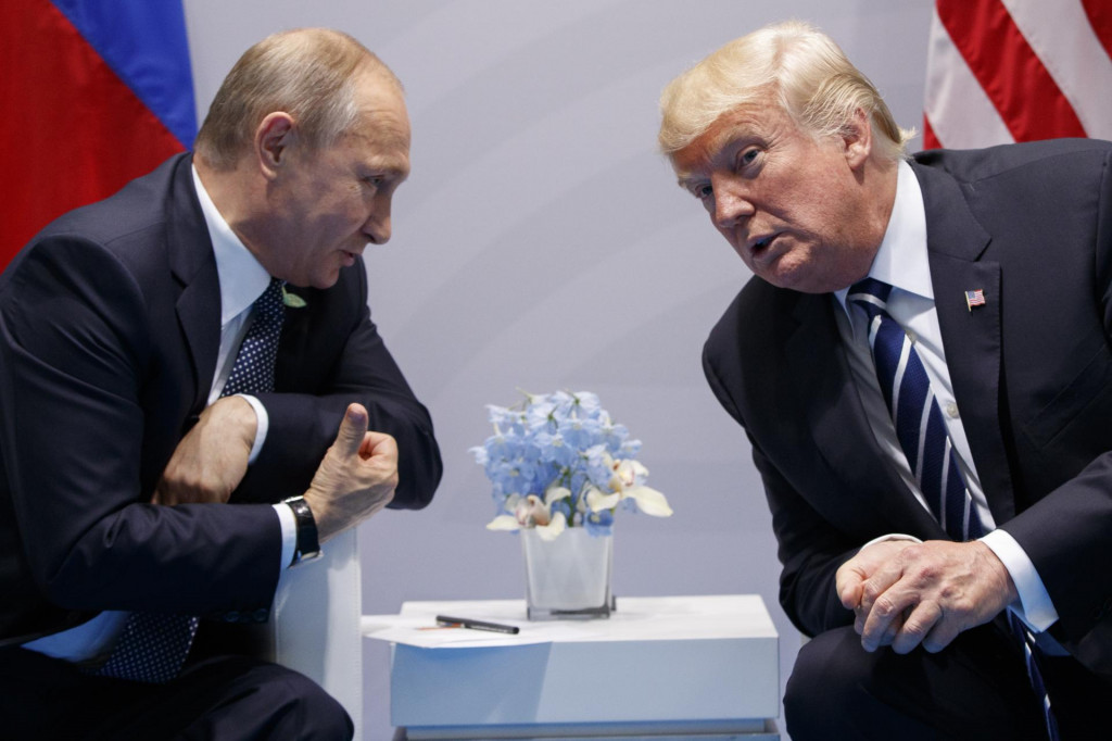 Na archívnej snímke zo 7. júla 2017 americký prezident Donald Trump (vpravo) a ruský prezident Vladimir Putin. FOTO: TASR/AP