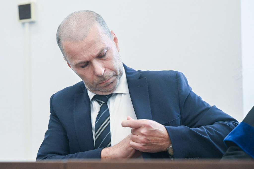 Na snímke Peter Kovařík prichádza na súdne pojednávanie vo veci neoprávneného prerušenia policajného zásahu.

FOTO: TASR/M. Baumann