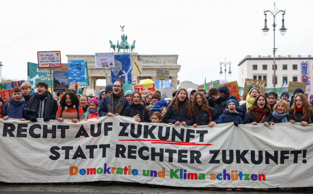 Aktivisti sa zúčastňujú klimatického štrajku organizácie Piatky za budúcnosť pred nadchádzajúcimi všeobecnými voľbami v Berlíne. FOTO: Reuters