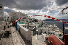 Na Santorini vyhlásili grécke úrady núdzový stav v súvislosti so sériou zemetrasení, ktoré oblasť zasiahli. FOTO: Reuters
