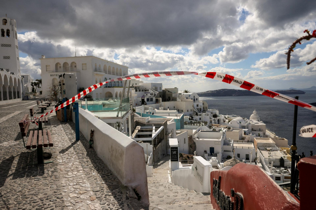 Na Santorini vyhlásili grécke úrady núdzový stav v súvislosti so sériou zemetrasení, ktoré oblasť zasiahli. FOTO: Reuters