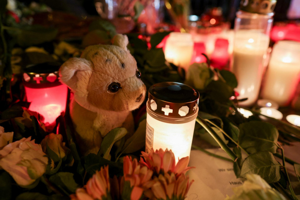 Provizórny pamätník obetiam útoku v Mníchove. FOTO: Reuters