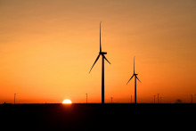 Stíšenie vetra pri nemeckých veterných turbínach znamená, že sa elektrická energia musí vyrábať z iných zdrojov. Napríklad zo zemného plynu. FOTO: Reuters