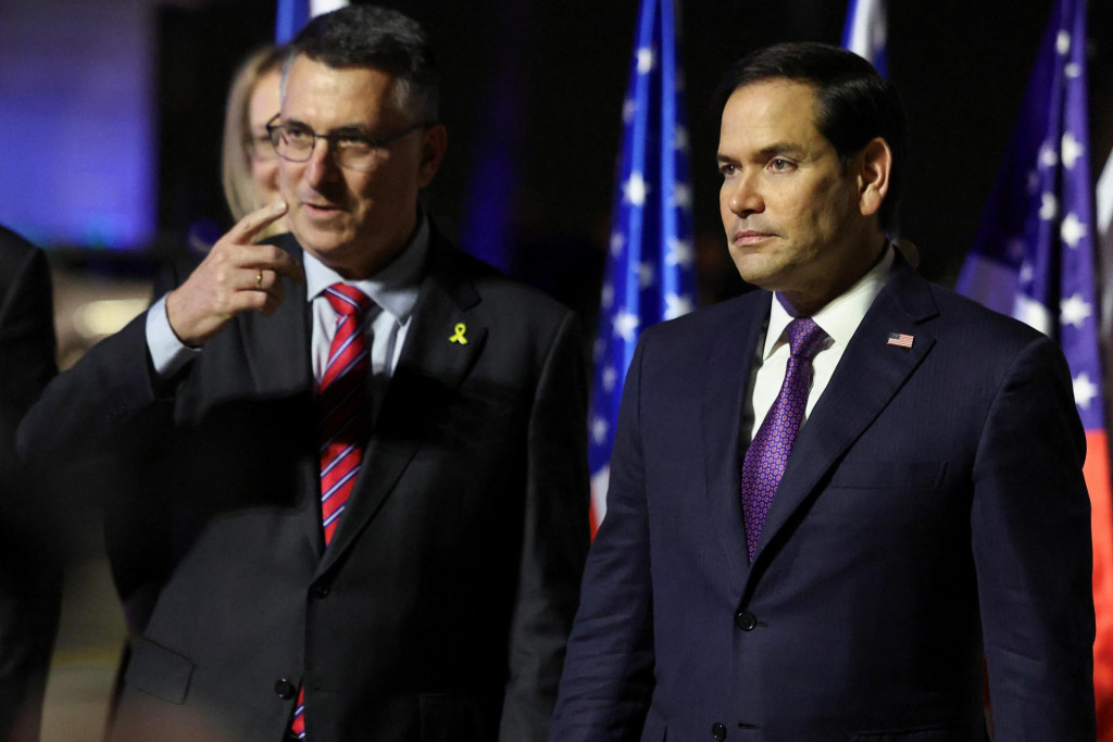 Izraelský minister zahraničných vecí Gideon Sa‘ar víta ministra zahraničných vecí USA Marca Rubia pri príchode do Izraela, na prvej etape svojej cesty na Blízky východ, v Tel Avive v Izraeli. FOTO: Reuters