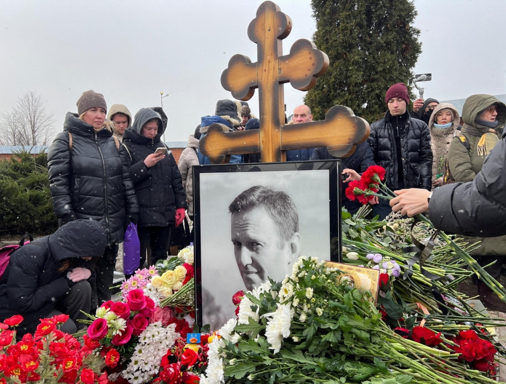 Ľudia sa zhromažďujú pri hrobe vodcu ruskej opozície Alexeja Navaľného, ​​aby si pripomenuli prvé výročie jeho smrti na cintoríne v Moskve v Rusku. FOTO: Reuters