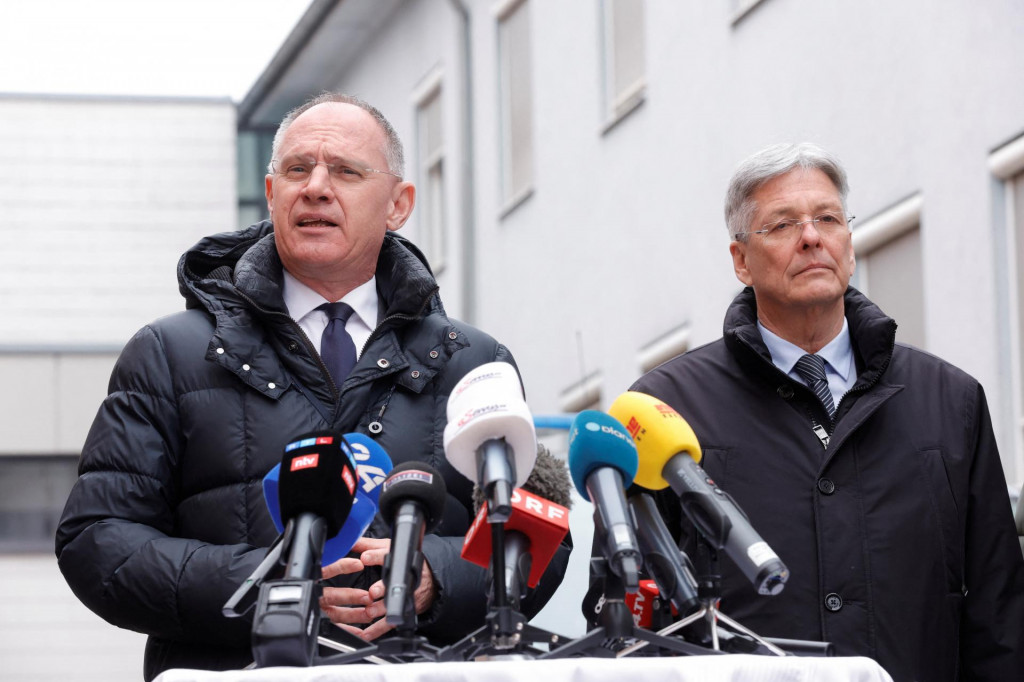 Rakúsky minister vnútra Gerhard Karner hovorí po boku guvernéra Korutánska Petra Kaisera na tlačovej konferencii pred policajnou stanicou v meste Villach. FOTO: Reuters