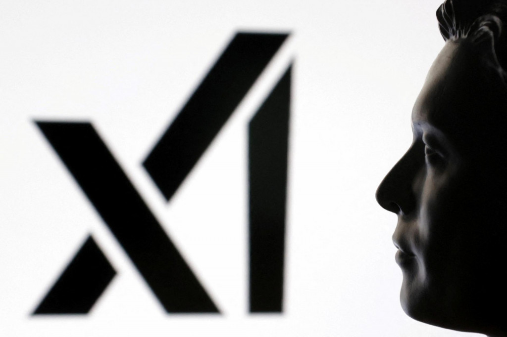 Na tomto obrázku je 3D vytlačený miniatúrny model Elona Muska a logo nového Muskovho startupu xAI. FOTO: Reuters