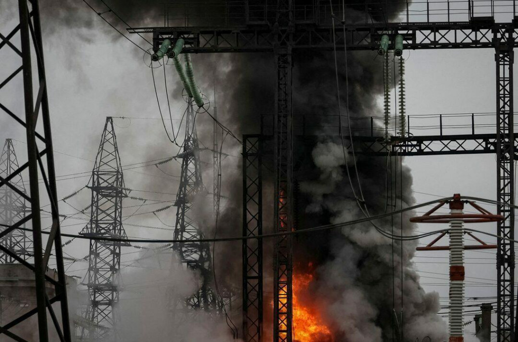 Podľa premiéra Denysa Šmyhala bol útok ruských bezpilotných lietadiel na mestskú tepelnú elektráreň zámerný. FOTO: Reuters