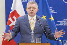 Predseda vlády Robert Fico (Smer-SD) nerozumie, prečo sa schôdzky v Períži zúčastňujú aj predstavitelia Európskej únie. FOTO: TASR/Martin Baumann