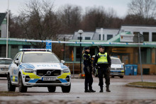 Policajti stoja v blízkosti školy Campus Risbergska po smrteľnom streleckom útoku na centrum vzdelávania dospelých vo švédskom Örebro. FOTO: Reuters