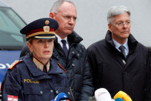 Šéfka korutánskej polície Michaela Kohlweissová hovorí na tlačovej konferencii pred policajnou stanicou v meste Villach. FOTO: Reuters
