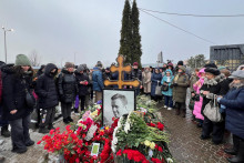 Ľudia sa zhromažďujú pri hrobe vodcu ruskej opozície Alexeja Navaľného, ​​aby si pripomenuli prvé výročie jeho smrti na cintoríne v Moskve. FOTO: Reuters