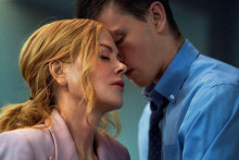 Harris Dickinson a Nicole Kidman vo filme Babygirl