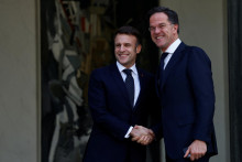 Francúzsky prezident Emmanuel Macron víta generálneho tajomníka NATO Marka Rutteho pri príchode na stretnutie s európskymi lídrami o Ukrajine a európskej bezpečnosti v Elyzejskom paláci v Paríži. FOTO: Reuters