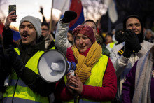 Demonštranti tragédiu pripisujú nedbanlivosti vlády, korupcii a inštitucionálnym zlyhaniam.  FOTO: Reuters