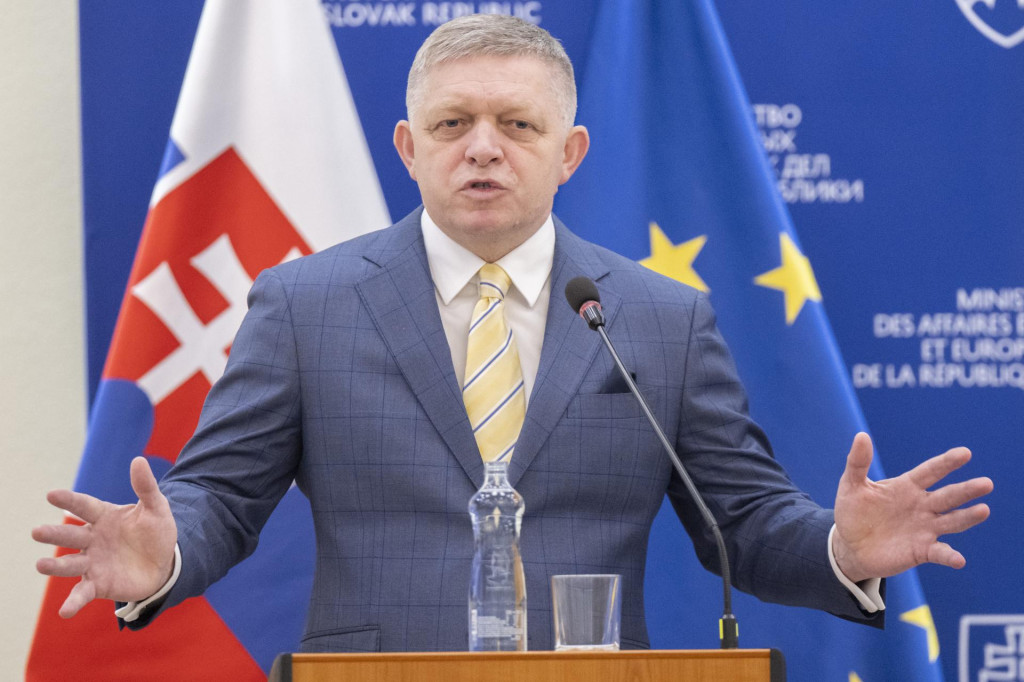 Predseda vlády Robert Fico (Smer-SD) nerozumie, prečo sa schôdzky v Períži zúčastňujú aj predstavitelia Európskej únie. FOTO: TASR/Martin Baumann