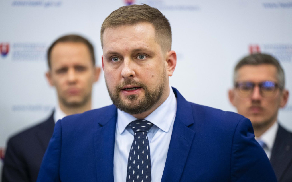 Na snímke v strede minister zdravotníctva Kamil Šaško. FOTO: TASR/Jakub Kotian