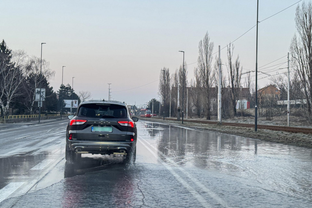 Zaplavená cesta v blízkosti s križovatkou Černockého v bratislavskej mestskej časti Rača. FOTO: TASR/Michal Svítok