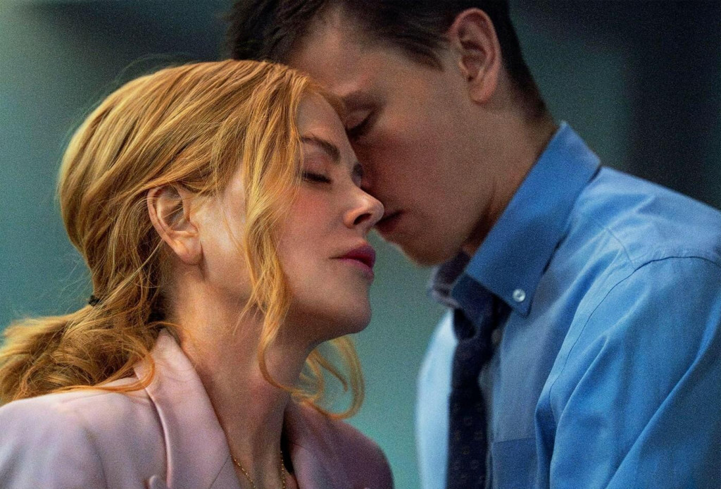 Harris Dickinson a Nicole Kidman vo filme Babygirl