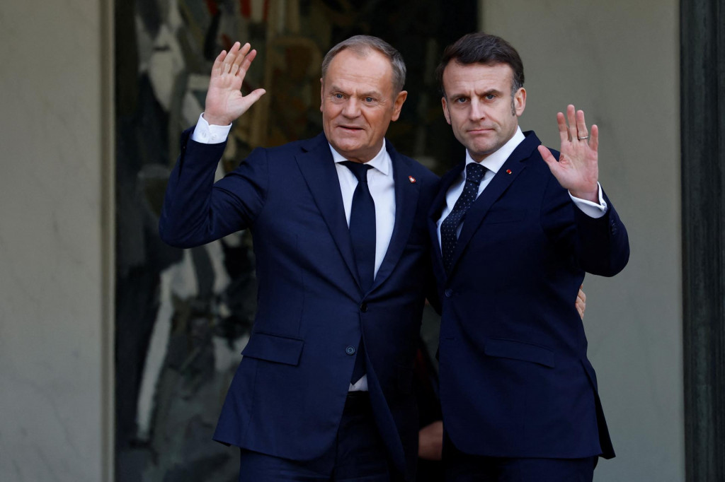 Francúzsky prezident Emmanuel Macron víta poľského premiéra Donalda Tuska pri príchode na stretnutie s európskymi lídrami o Ukrajine a európskej bezpečnosti v Elyzejskom paláci v Paríži. FOTO: Reuters