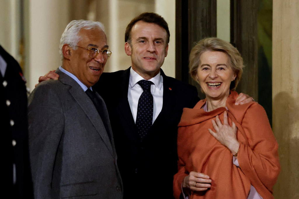 Francúzsky prezident Emmanuel Macron, predseda Európskej rady António Costa a predsedníčka Európskej komisie Ursula von der Leyenová po stretnutí s európskymi lídrami o Ukrajine a európskej bezpečnosti v Elyzejskom paláci v Paríži. FOTO: Reuters