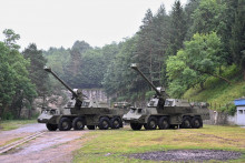 Samohybné kanónové húfnice Zuzana 2 od štátnej akciovej spoločnosti Konštrukta – Defence pre Ukrajinu. FOTO: TASR/Lukáš Grinaj