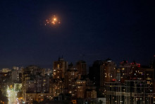 Počas útoku ruského dronu v Kyjeve je na oblohe vidieť výbuch. FOTO: Reuters