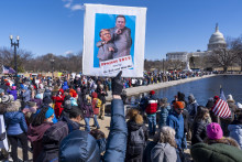 Demonštrant drží transparent počas protestu pri príležitosti Dňa prezidentov pred Kapitolom vo Washingtone. FOTO: TASR/AP