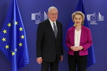 Osobitný vyslanec USA pre Ukrajinu a Rusko Keith Kellogg sa v Bruseli stretol s predsedníčkou Európskej komisie Ursulou von der Leyenovou. FOTO: Reuters