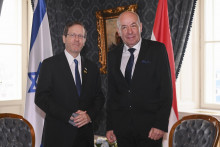 Izraelský prezident Jicchak Herzog (vľavo) a maďarský prezident Tamás Sulyok pózujú počas stretnutia v Budapešti. FOTO: TASR/AP