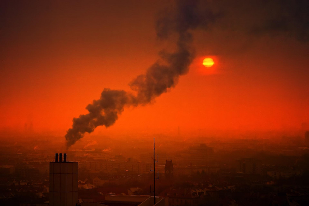 Klimatológovia už desaťročia varujú, že pri spaľovaní fosílnych palív sa uvoľňujú plyny, ktoré otepľujú planétu.