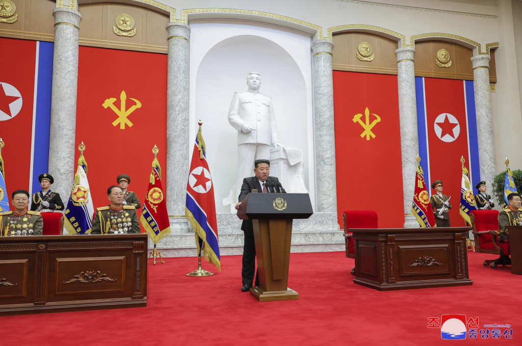 Na snímke zverejnenej severokórejskou vládou 10. februára je severokórejský vodca Kim Čong-un (uprostred). FOTO:TASR/AP