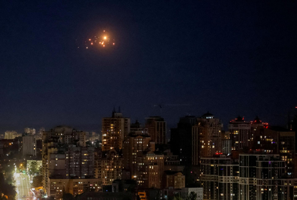 Počas útoku ruského dronu v Kyjeve je na oblohe vidieť výbuch. FOTO: Reuters