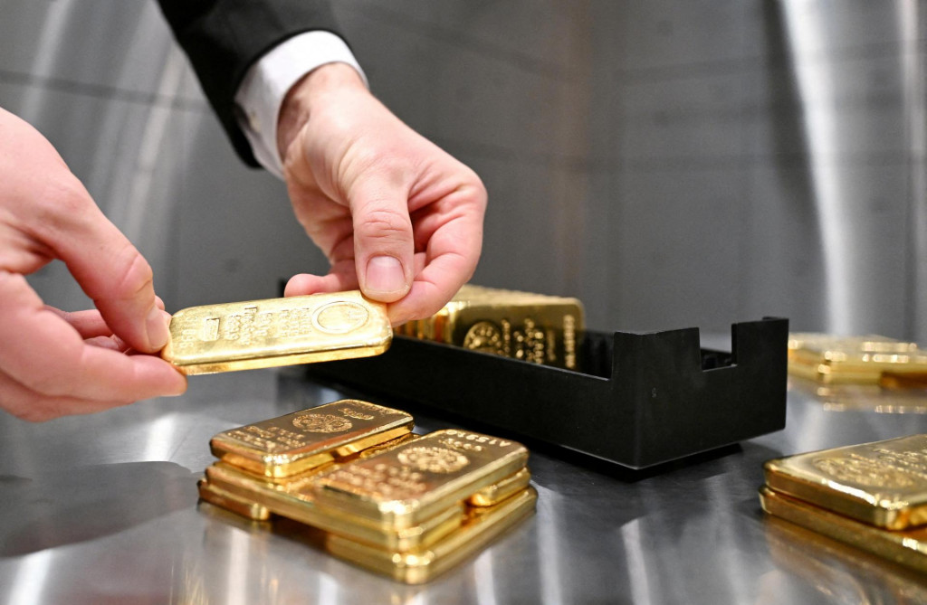 Spotová cena zlata vzrástla do 18.03 h SEČ o 1,2 percenta na 2931,75 dolára za troyskú uncu. FOTO: REUTERS