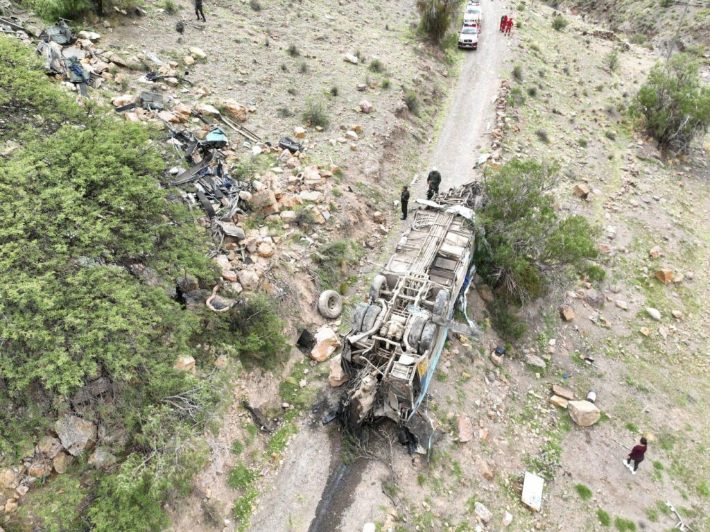 Záchranári na mieste nehody autobusu v Yocalle v Bolívii. FOTO: Reuters