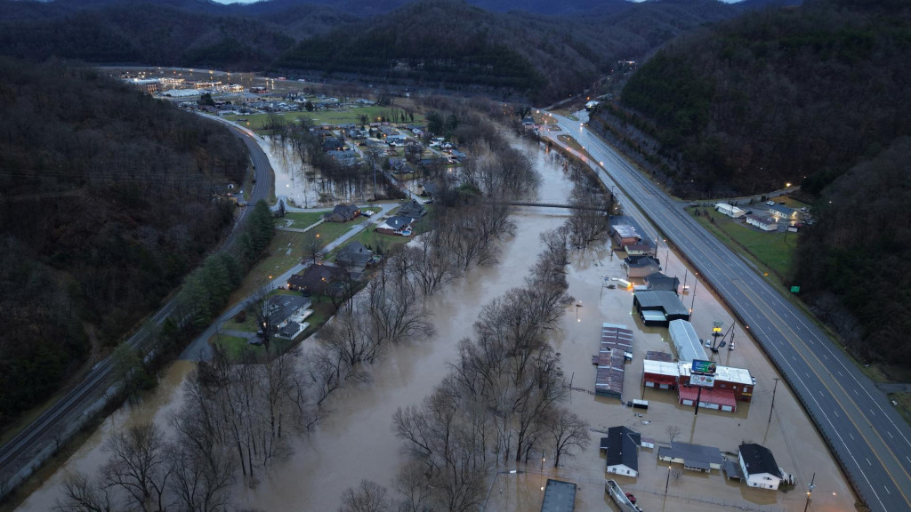 Zaplavená oblasť v Pikeville v americkom šáte Kentucky. FOTO: Reuters