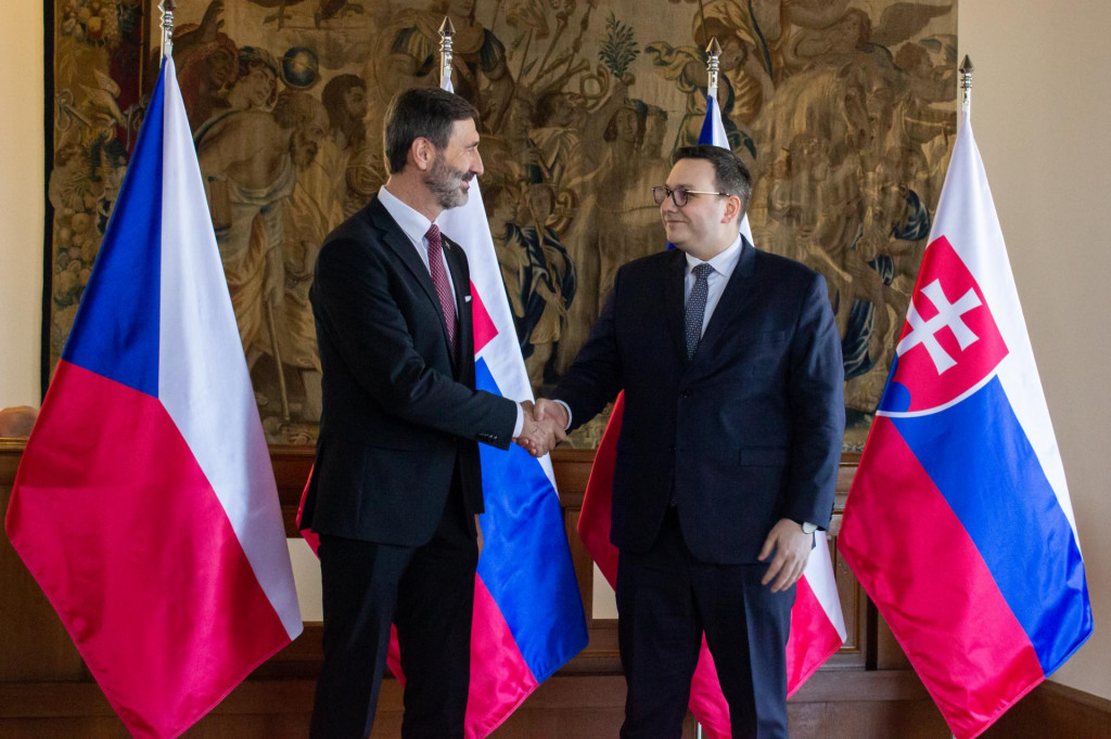 Na snímke slovenský minister zahraničných vecí Juraj Blanár s českým rezortným partnerom Janom Lipavským v Černínskom paláci v Prahe. FOTO: TASR/Barbora Vizváryová