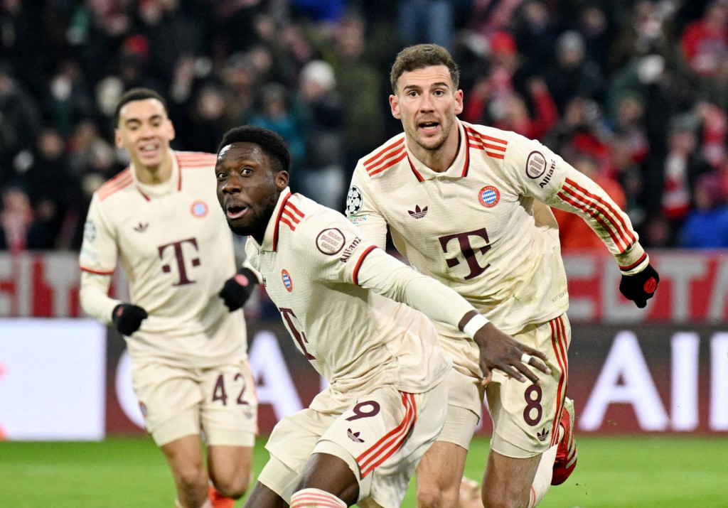 Alphonso Davies z Bayernu oslavuje druhý gól. FOTO: REUTERS